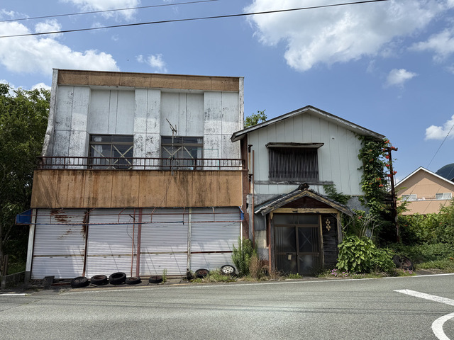 【阿蘇市小里】バス停が目の前（停歩１分）！！内牧小学校まで徒歩６分！！建築条件なし